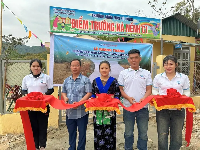 Hình ảnh minh họa các thành viên cộng đồng đá gà tương tác thân thiện, tôn trọng lẫn nhau trên diễn đàn trực tuyến.