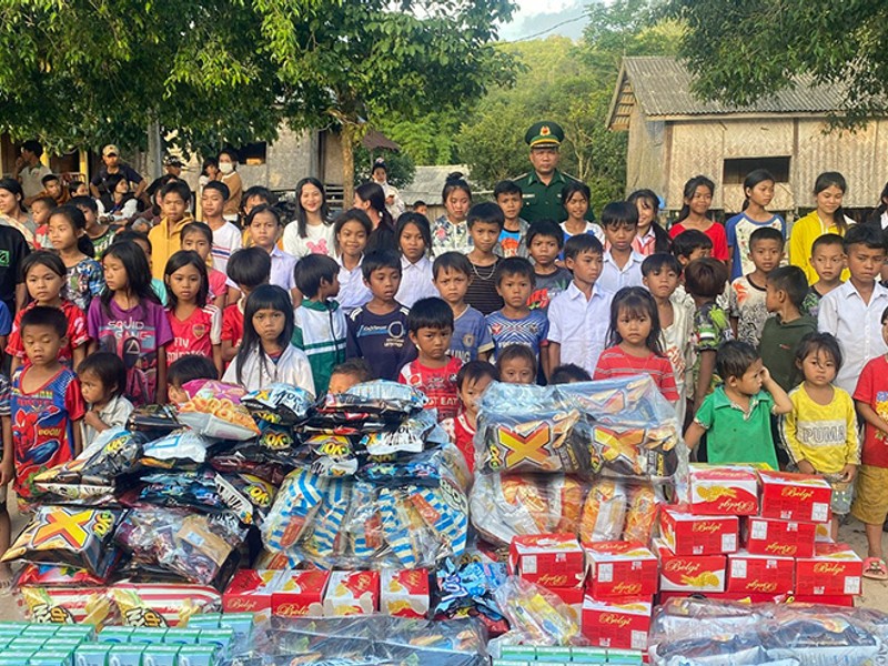 Gia đình Việt Nam an toàn, với các biểu tượng khóa và bảo mật, thể hiện việc bảo vệ trẻ em khỏi cờ bạc trực tuyến.