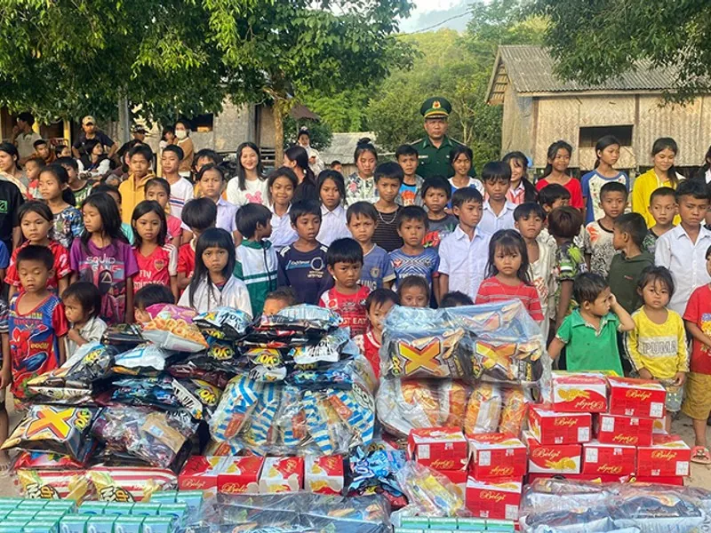 Gia đình Việt Nam an toàn, với các biểu tượng khóa và bảo mật, thể hiện việc bảo vệ trẻ em khỏi cờ bạc trực tuyến.