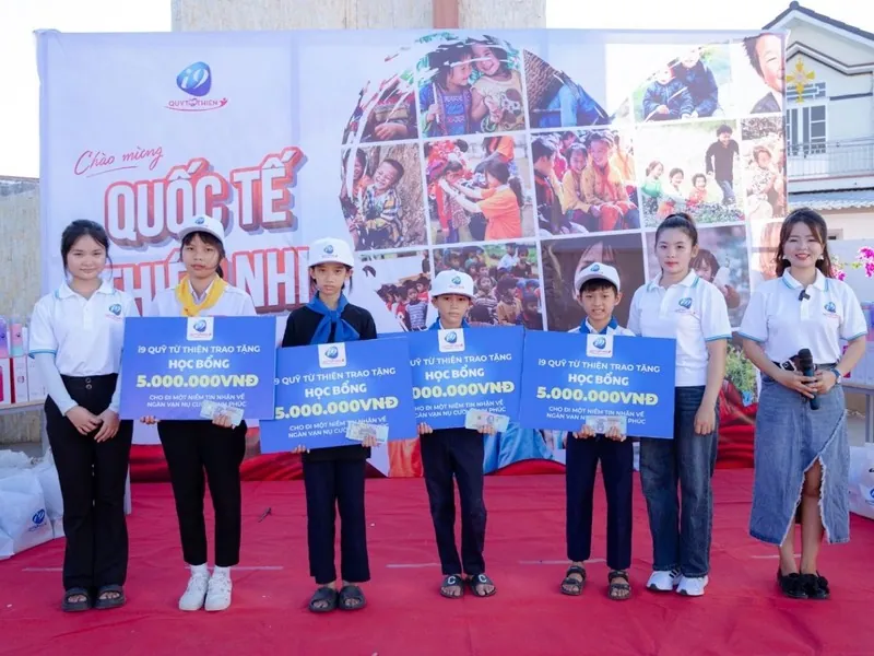 Cộng đồng người hâm mộ đá gà cùng theo dõi trận đấu.