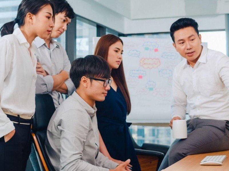 Biểu tượng cảnh báo và các dấu hiệu của cờ bạc có vấn đề, với hình ảnh gà đá mờ làm nền, nhấn mạnh sự kiểm soát.