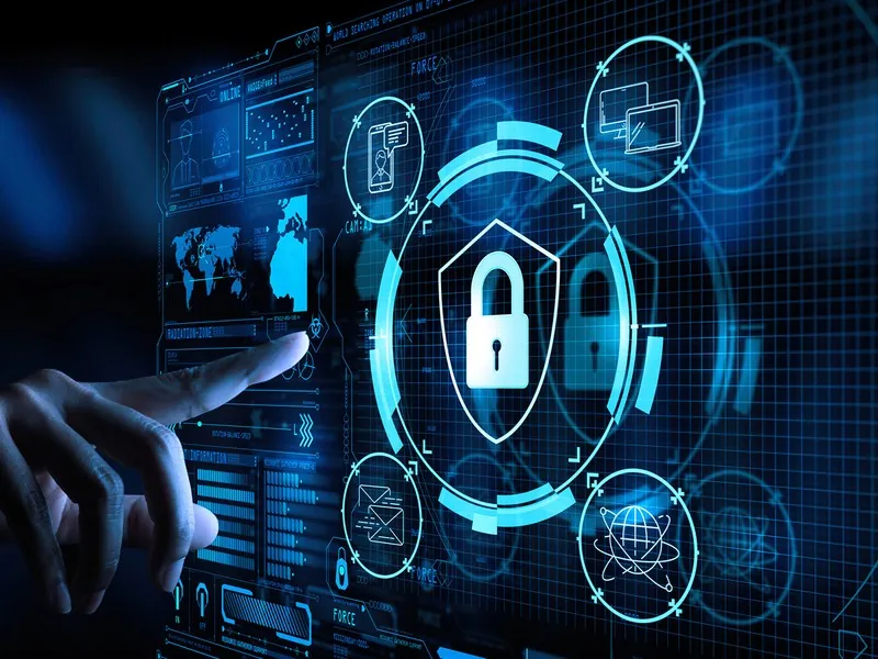 Người chơi đang xem đá gà trên điện thoại với biểu tượng an toàn và trách nhiệm